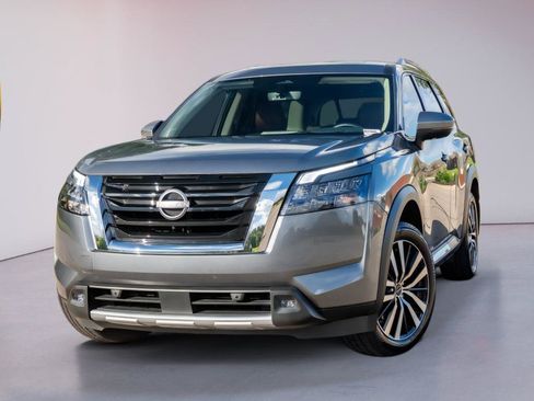Used 2025 Nissan Pathfinder Platinum FWD image 1