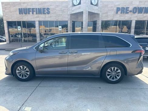 Used 2022 Toyota Sienna LE FWD image 2