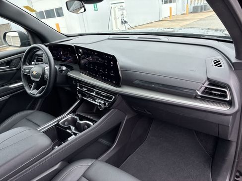 Used 2025 Chevrolet Traverse LT FWD image 28