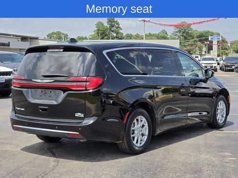 Used 2024 Chrysler Pacifica Touring-L FWD image 6