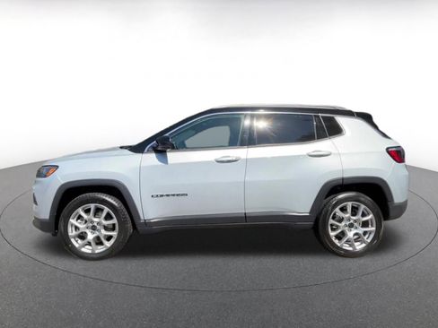 Used 2025 Jeep Compass Limited image 9