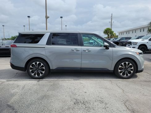Used 2024 Kia Carnival EX FWD image 8