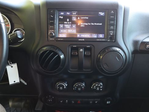 Used 2018 Jeep Wrangler Rubicon AWD/4WD image 37