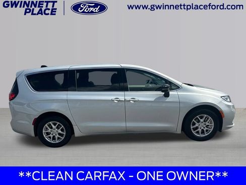 Used 2024 Chrysler Pacifica Touring-L FWD image 4