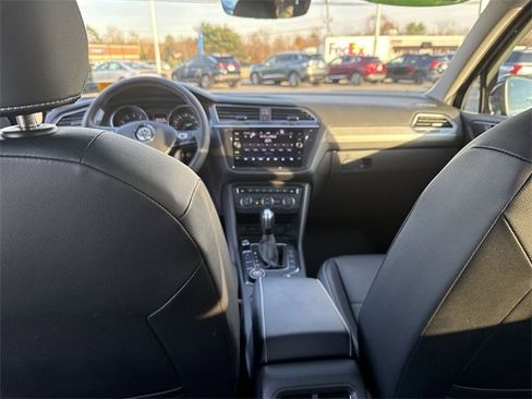 Used 2021 Volkswagen Tiguan SE w/ Panoramic Sunroof Package image 21