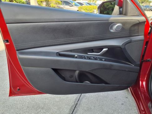 Used 2025 Hyundai Elantra Blue image 27