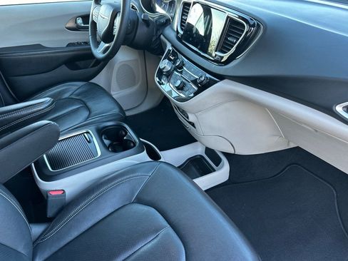 Used 2022 Chrysler Pacifica Touring-L FWD image 19