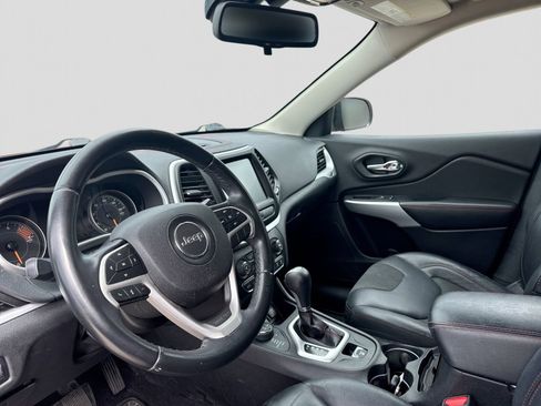 Used 2018 Jeep Cherokee Trailhawk AWD/4WD image 2