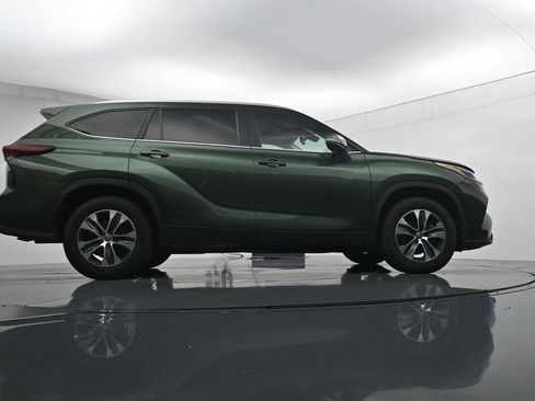 Used 2024 Toyota Highlander XLE FWD image 41