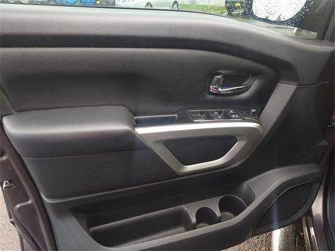Used 2017 Nissan Titan SV image 17