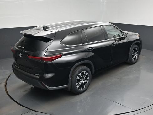 Used 2021 Toyota Highlander XLE AWD/4WD image 24