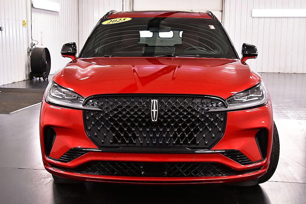 Used 2025 Lincoln Aviator Reserve w/ Equipment Group 201A AWD/4WD image 2