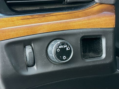 Used 2017 Cadillac Escalade Luxury RWD image 16