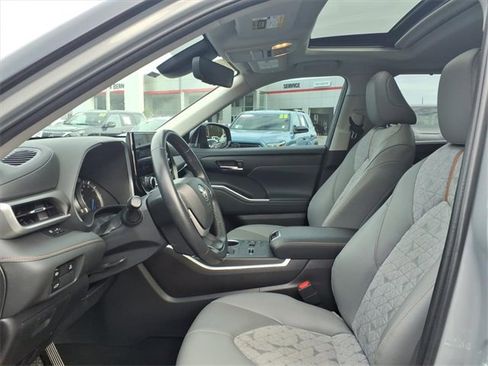 Used 2023 Toyota Highlander Bronze Edition image 5