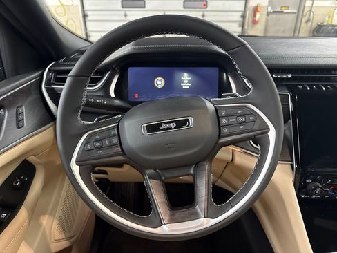 New 2025 Jeep Grand Cherokee Limited w/ Black Appearance Package image 14