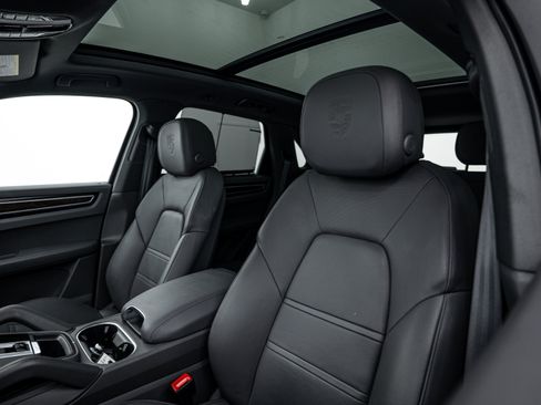 Certified 2023 Porsche Cayenne Platinum Edition image 23