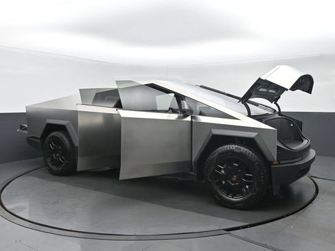Used 2024 Tesla Cybertruck AWD Crew Cab image 42