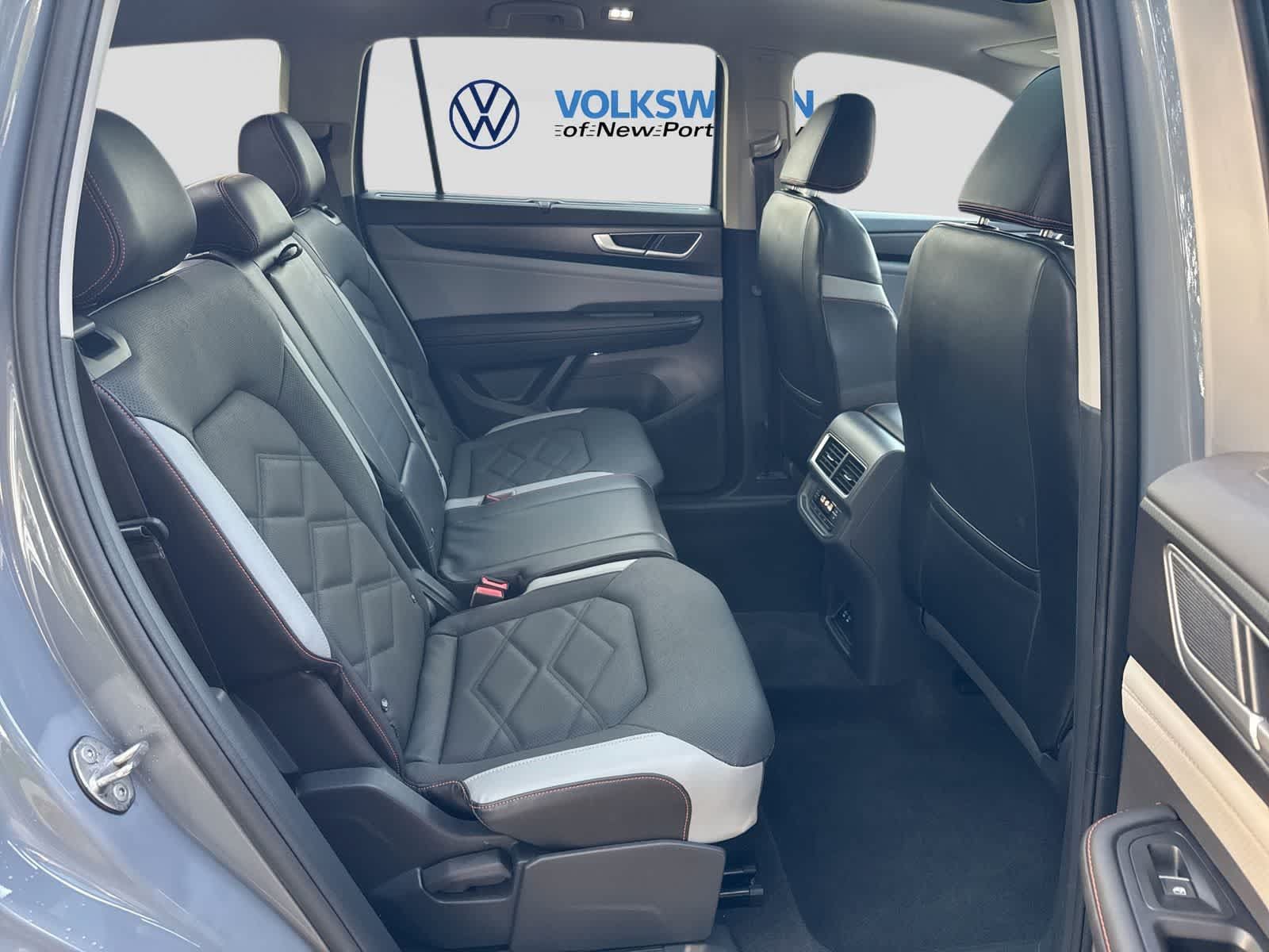 Used 2024 Volkswagen Atlas Peak Edition SEL AWD/4WD image 27