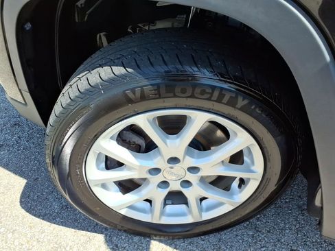 Used 2019 Jeep Cherokee Latitude w/ Popular Appearance Group FWD image 20