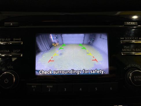 Used 2017 Nissan Rogue SV AWD/4WD image 13