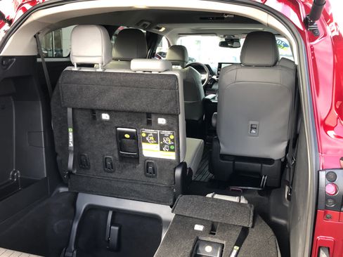 Certified 2025 Toyota Sienna XLE image 40