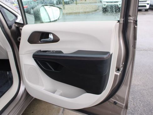 Used 2018 Chrysler Pacifica Touring-L Plus image 22