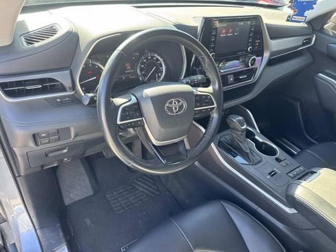 Used 2022 Toyota Highlander XLE image 24
