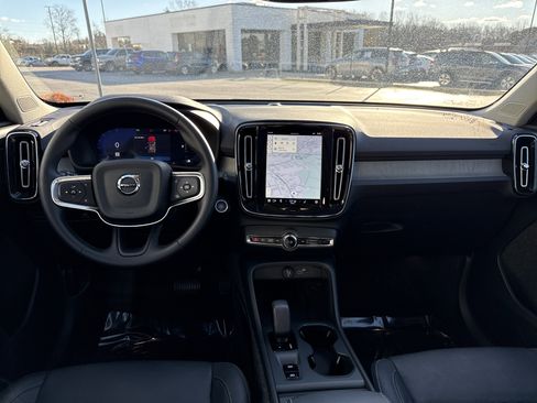 Used 2025 Volvo XC40 B5 Core image 29