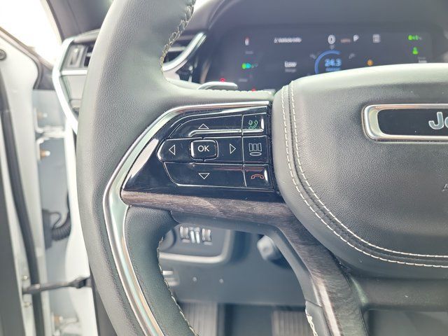 Used 2023 Jeep Grand Cherokee Overland AWD/4WD image 24
