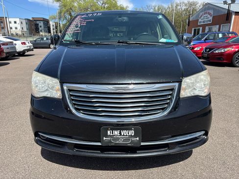 Used 2014 Chrysler Town & Country Touring-L w/ Driver Convenience Group FWD image 2