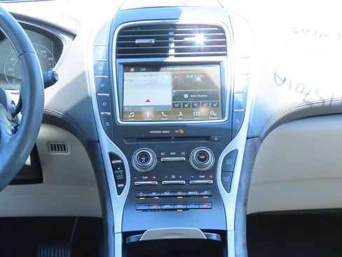 Used 2017 Lincoln MKX Reserve w/ Driver Assistance Package FWD image 8