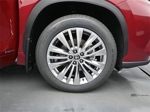 New 2026 Toyota Highlander Platinum image 17