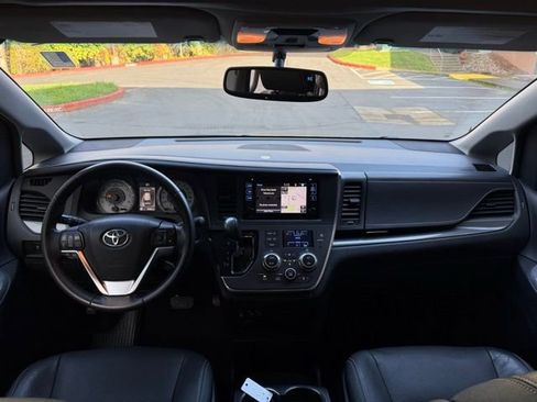 Used 2015 Toyota Sienna SE w/ SE Preferred Package image 16