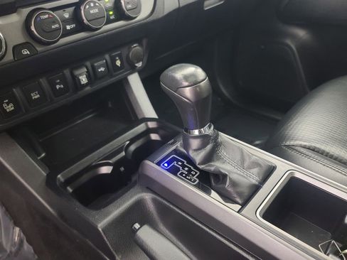 Used 2020 Toyota Tacoma TRD Sport image 40