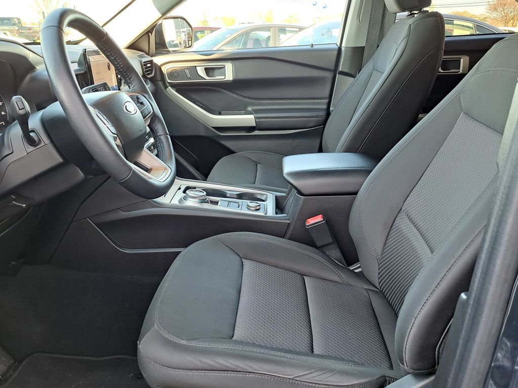 Used 2023 Ford Explorer XLT AWD/4WD image 14