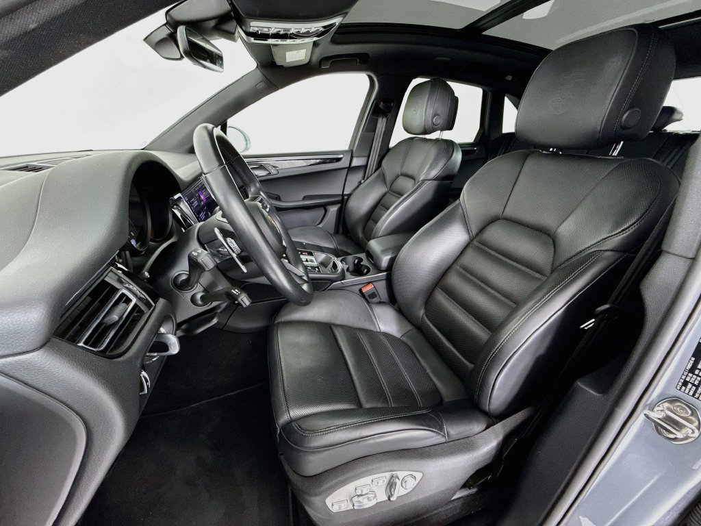 Certified 2025 Porsche Macan AWD/4WD image 5