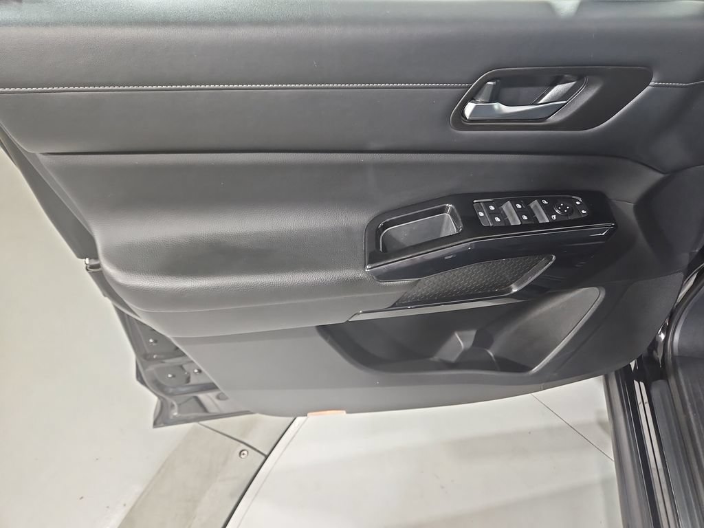 Used 2022 Nissan Pathfinder SV AWD/4WD image 11