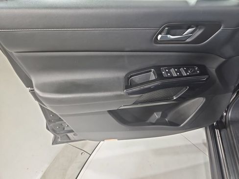 Used 2022 Nissan Pathfinder SV AWD/4WD image 11