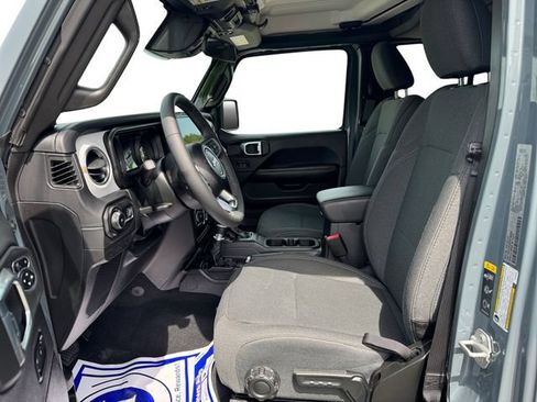 Used 2026 Jeep Wrangler Unlimited Sahara AWD/4WD image 10