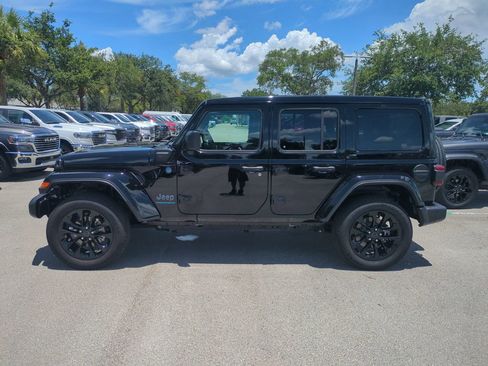 Used 2025 Jeep Wrangler Unlimited Sahara w/ Safety Group AWD/4WD image 9