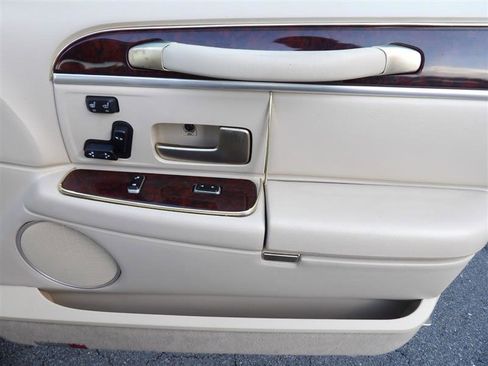 Used 2008 Lincoln Town Car Signature Limited image 16