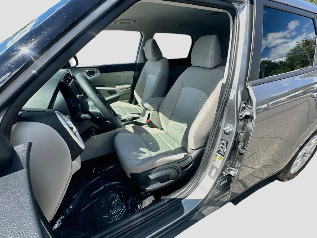 Used 2025 Kia Soul LX w/ LX Technology Package FWD image 19