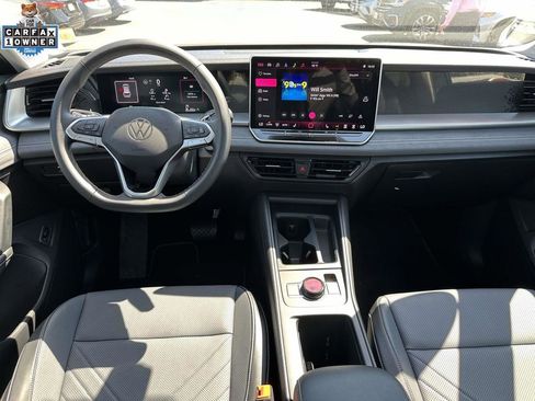 Used 2025 Volkswagen Tiguan SE w/ Panoramic Sunroof Package AWD/4WD image 13