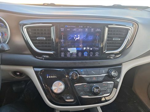 Used 2017 Chrysler Pacifica Touring-L image 24