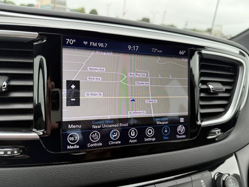 Used 2018 Chrysler Pacifica Touring-L Plus w/ S Appearance Package FWD image 28