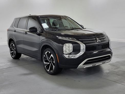 Used 2023 Mitsubishi Outlander SE image 2