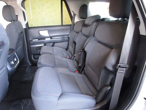 Certified 2025 Ford Expedition Active image 21