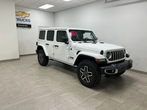 Used 2025 Jeep Wrangler Unlimited Sahara image 7