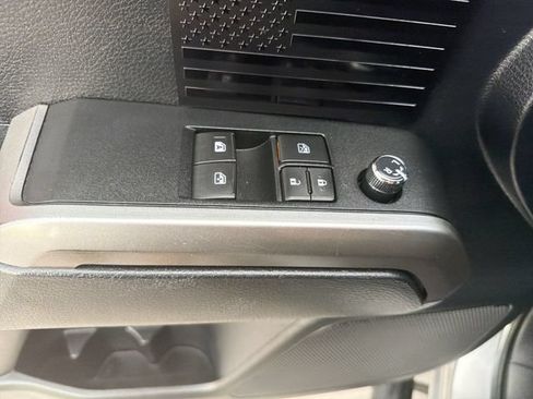 Used 2016 Toyota Tacoma SR5 w/ SR5 Appearance Package (SN) AWD/4WD image 10