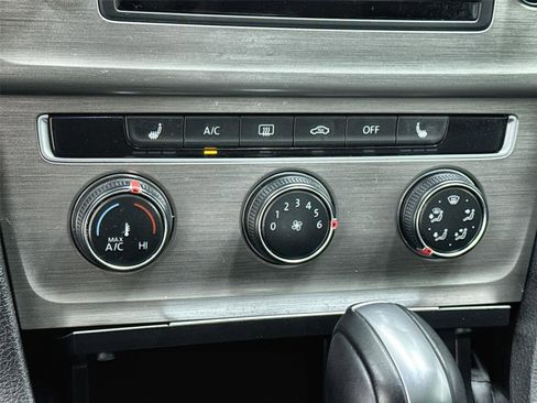 Used 2016 Volkswagen Golf SE image 23